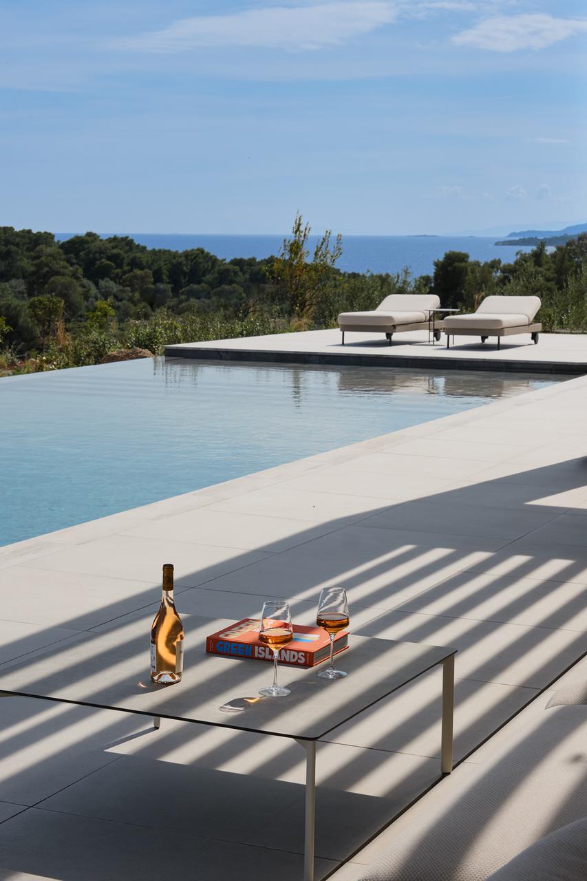 Infinity pool edge